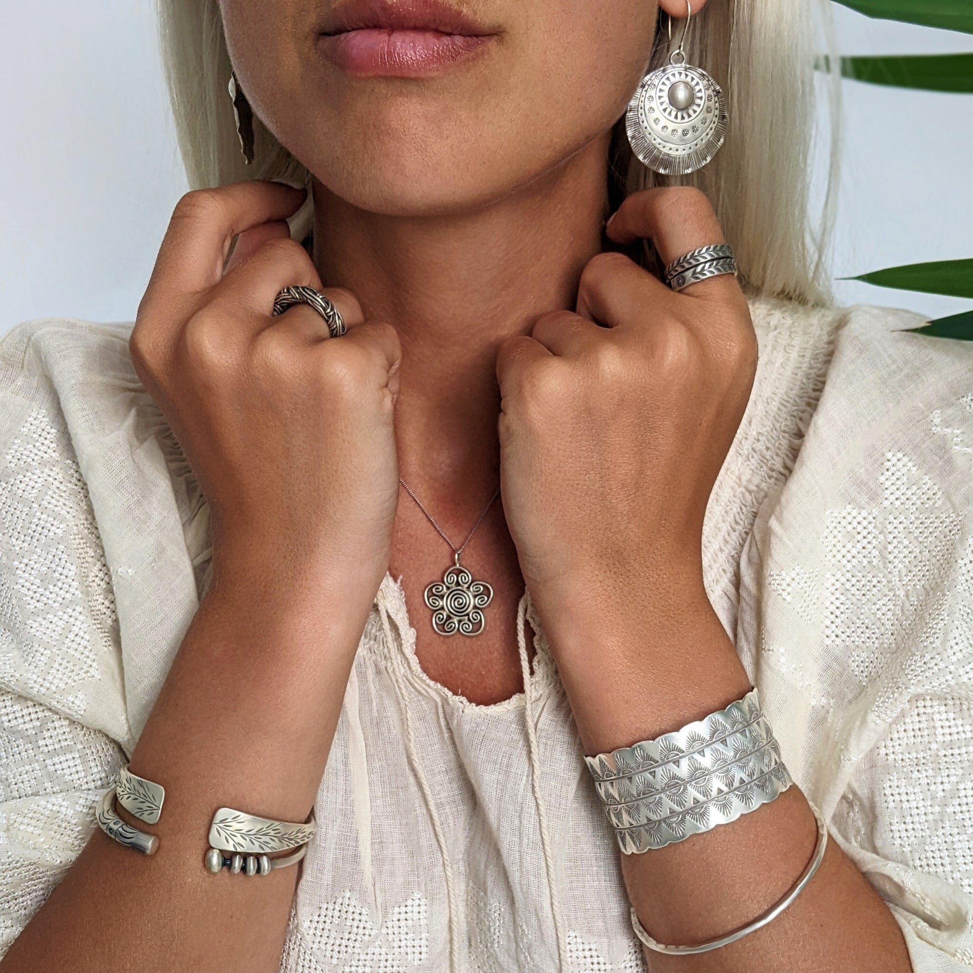 SILVER925 TRIBAL DESIGN BANGLE/シルバー/バングル Hill Tribe Silver Chunky Torque Bangle | Tribal Pattern Bracelet