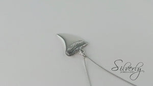 
                  
                    Load and play video in Gallery viewer, Sterling Silver Shark Tooth Pendant Necklace With Curb Chain
                  
                