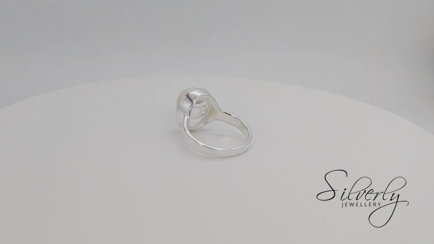 
                  
                    Load and play video in Gallery viewer, Sterling Silver Cream Freshwater Pearl Modern Oyster Shaped Band Ring
                  
                