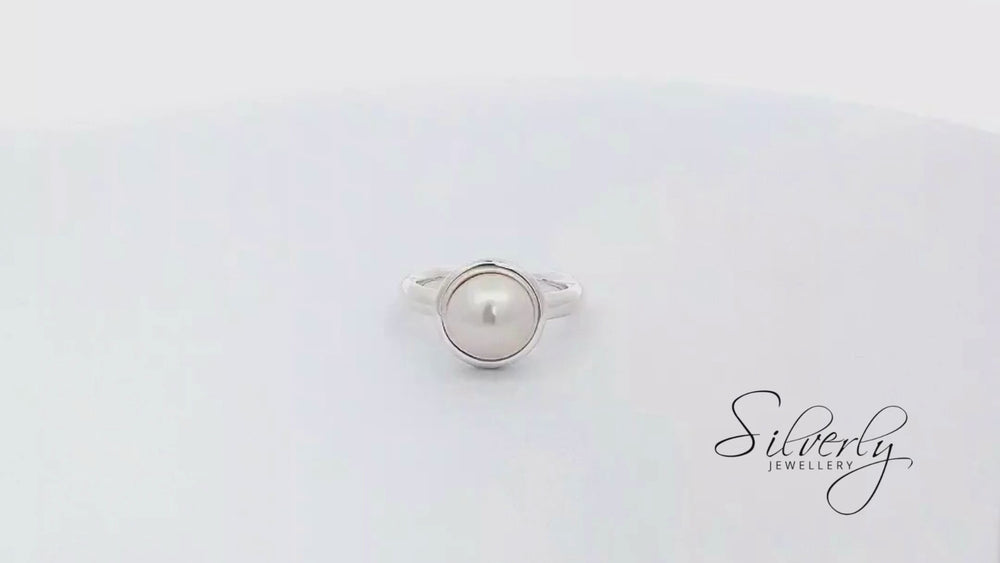 
                  
                    Load and play video in Gallery viewer, Sterling Silver Large Round Cream Freshwater Pearl Classic Band Ring
                  
                