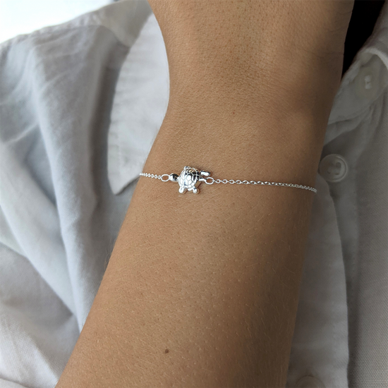 Close-up of a wrist wearing a 925 silver turtle bracelet