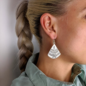 
                  
                    Karen Hill Tribe Silver Fan Shaped Leaf Flower Motif Earrings
                  
                