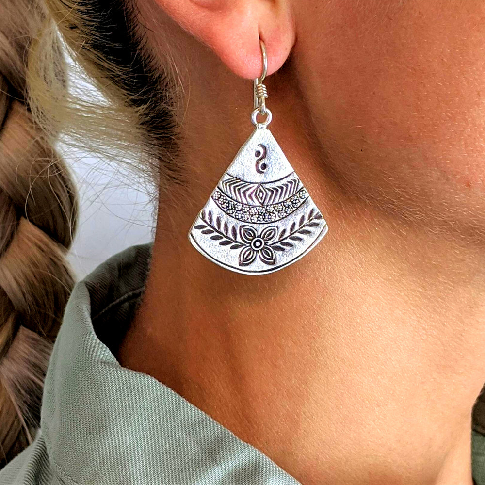 
                  
                    Karen Hill Tribe Silver Fan Shaped Leaf Flower Motif Earrings
                  
                