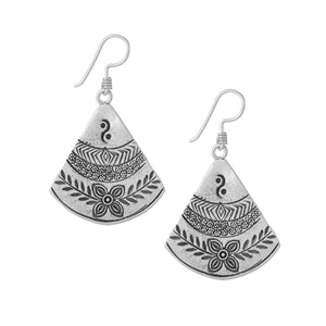 
                  
                    Karen Hill Tribe Silver Fan Shaped Leaf Flower Motif Earrings
                  
                