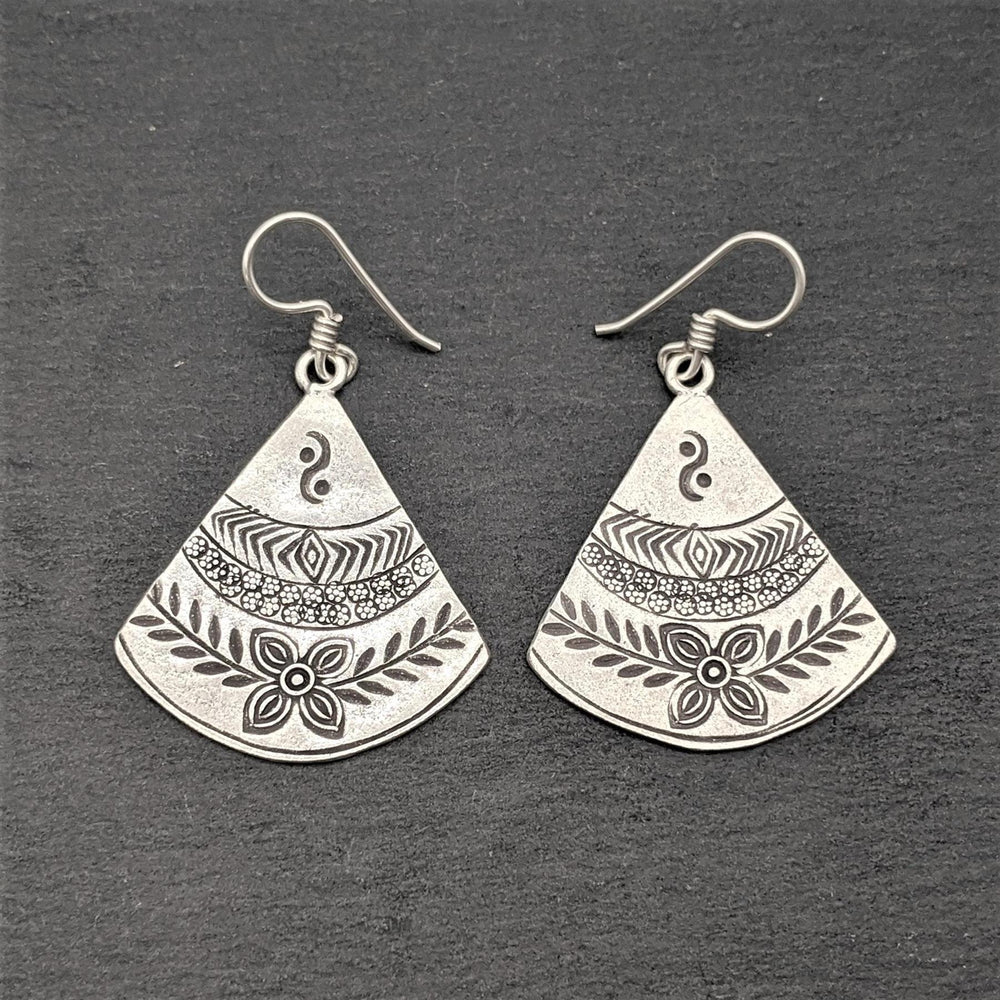 
                  
                    Karen Hill Tribe Silver Fan Shaped Leaf Flower Motif Earrings
                  
                